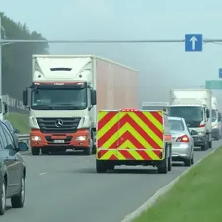 Tombamento de carroceria de caminhão provoca congestionamento
