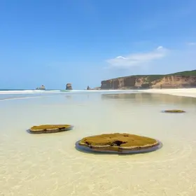 Maré baixa na Praia de Sonho Verde: estrutura, maré, acesso e dicas de visita