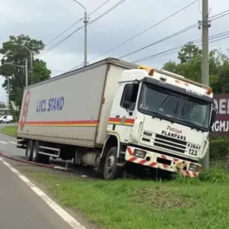Um caminhão perdeu os freios enquanto descia a Avenida Governador Afrânio Lages, no bairro Cambona, em Maceió, e colidiu com outro caminhão. Outros dois veículos de passeio que estavam na via também foram atingidos. De acordo com as informaçõ