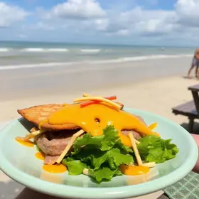 Onde comer barato na orla de Maceió: lugares para comer bem e dicas locais