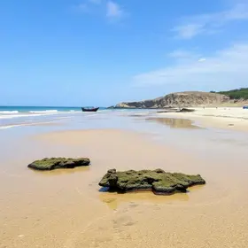 Maré baixa na Praia de Carro Quebrado: estrutura, maré, acesso e dicas de visita