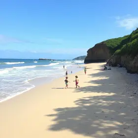 Praia de Xaréu com crianças: estrutura, maré, acesso e dicas de visita