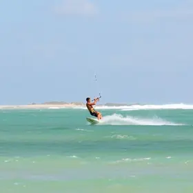 Curso de kitesurf em Barra de São Miguel: guia prático para planejar sua viagem