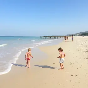 Praia de Burgalhau com crianças: estrutura, maré, acesso e dicas de visita
