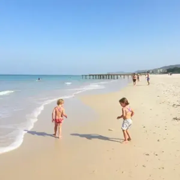 Praia de Burgalhau com crianças: estrutura, maré, acesso e dicas de visita