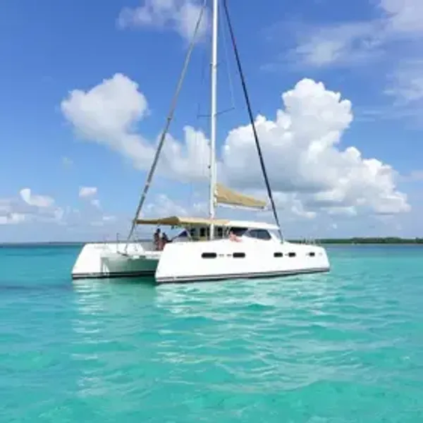 Passeio de catamarã em Alagoas vale a pena? Veja quando compensa e como planejar