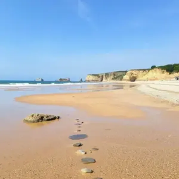 Maré baixa na Praia de Garça Torta: estrutura, maré, acesso e dicas de visita