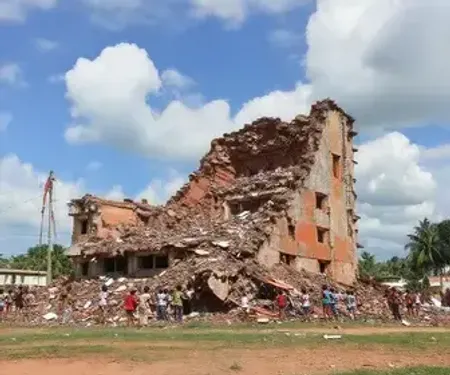 Forro desaba durante votação em colégio de Pilar, Maceió